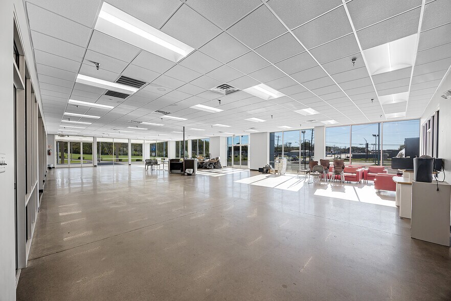 More Photos Of 3301 Eastend Ave, Humboldt Auto Dealership For Sale