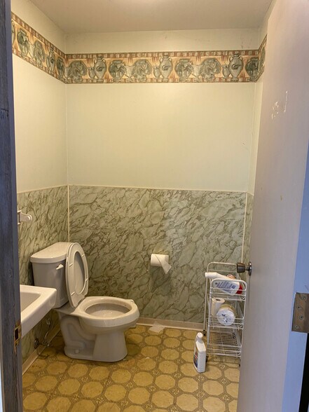 More Photos Of 3909 Witmer Rd, Niagara Falls Freestanding For Lease