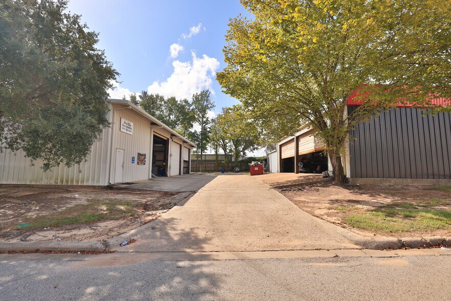 More Photos Of 2214 N Frazier St, Conroe Auto Repair For Sale