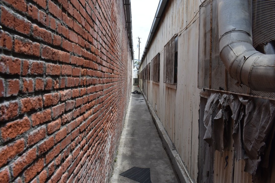 More Photos Of 8011 Beach St, Los Angeles Manufacturing For Sale
