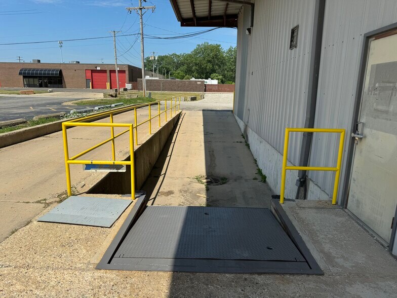 More Photos Of 189 Poplar Pl, North Aurora Warehouse For Lease