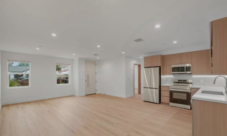 More Photos Of 11025 Blix St, North Hollywood Apartments For Sale