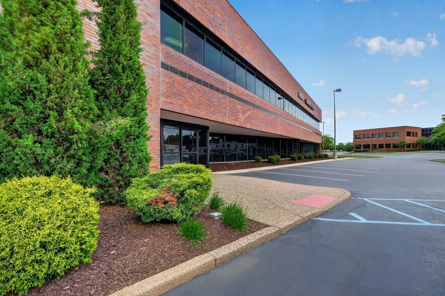 More Photos Of 8888 Ladue Rd, Ladue Medical For Lease
