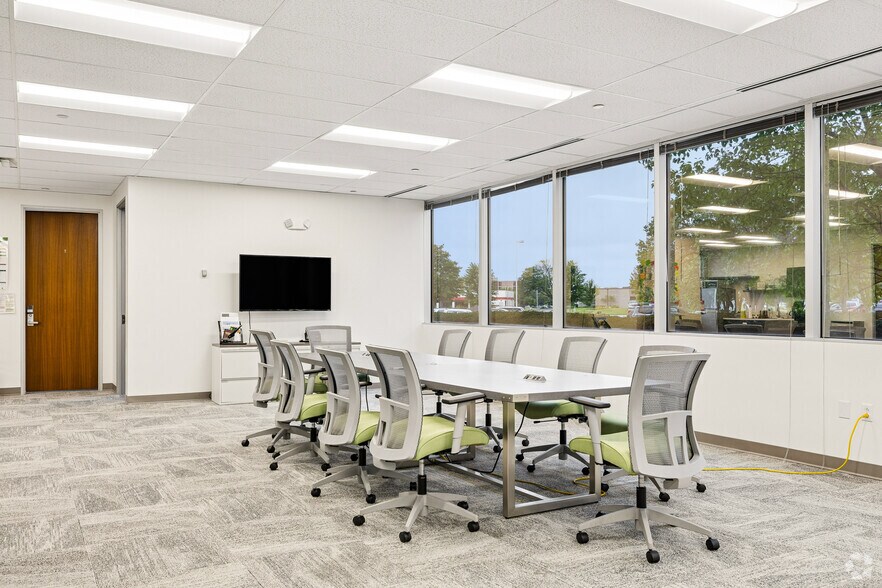 More Photos Of 8910 Purdue Rd, Indianapolis Office For Sale