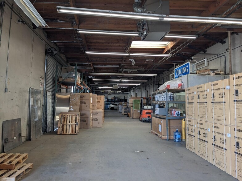 More Photos Of 14600 Arminta St, Panorama City Warehouse For Lease