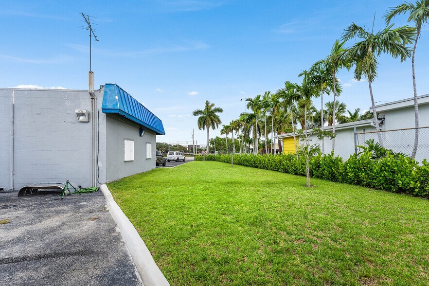 More Photos Of 1941 NE 34th Ct, Lighthouse Point Freestanding For Sale