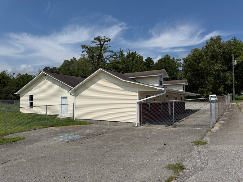 More Photos Of 911 US-25E, White Pine Flex For Lease