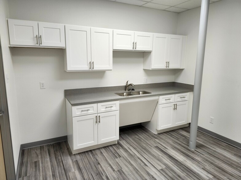 More Photos Of 9120 Premier Row, Dallas Distribution For Sale