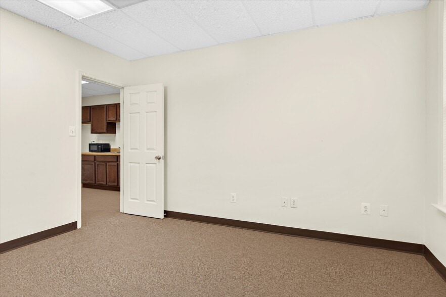 More Photos Of 601 7th St, Laurel Office For Sale
