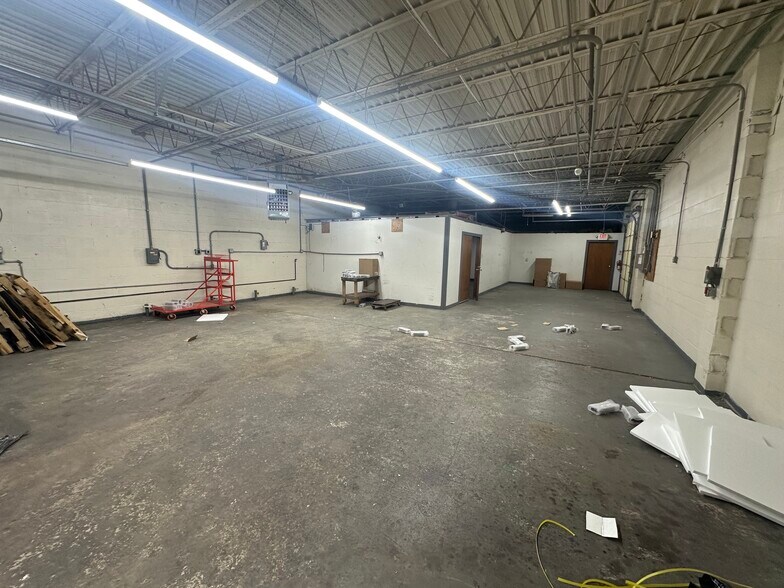 More Photos Of 2250-2266 Military Rd, Tonawanda Warehouse For Lease