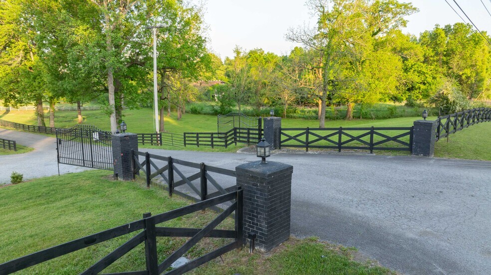 More Photos Of 5830 Highway 231 S, Castalian Springs Showroom For Sale