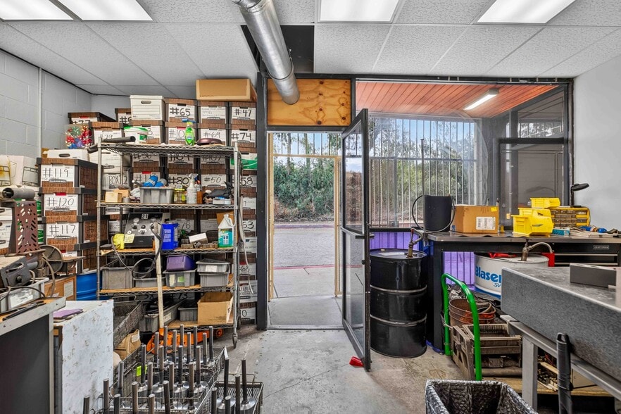 More Photos Of 618 Thompson Ave, Glendale Warehouse For Sale