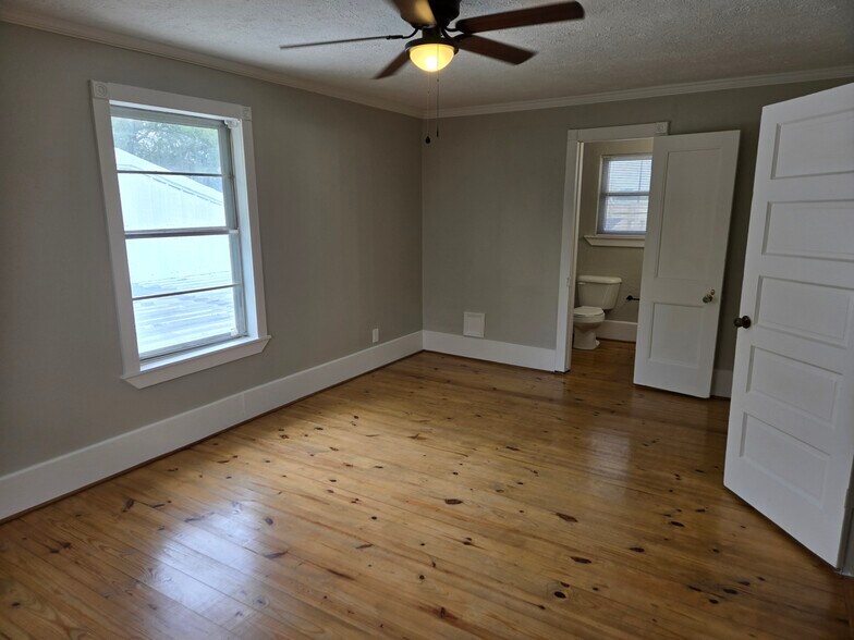 More Photos Of 1523 Avenue C, Katy Flex For Lease