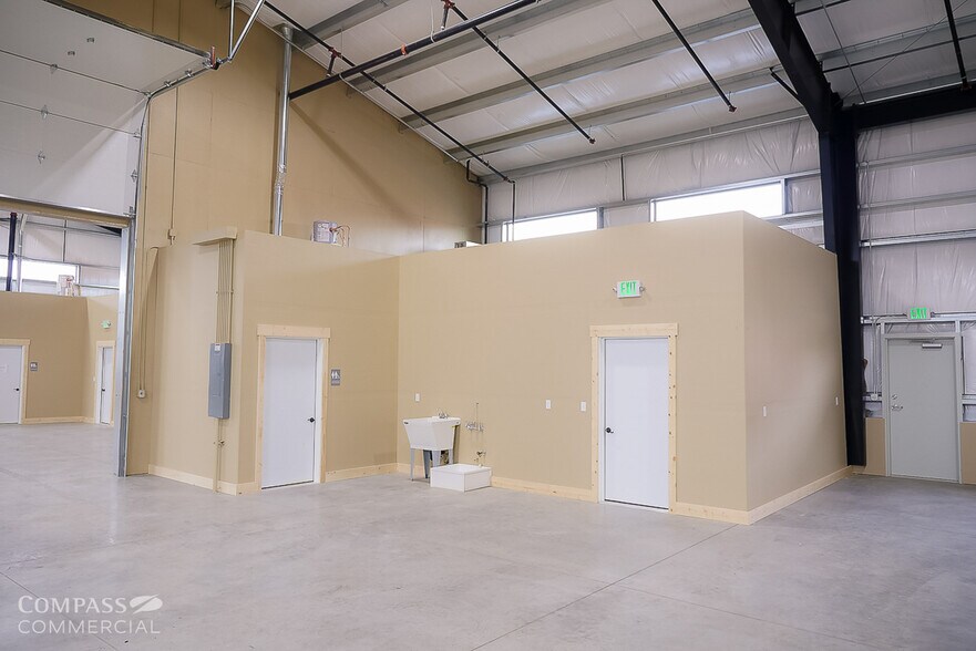 More Photos Of 4620 SW 23rd St, Redmond Warehouse For Lease