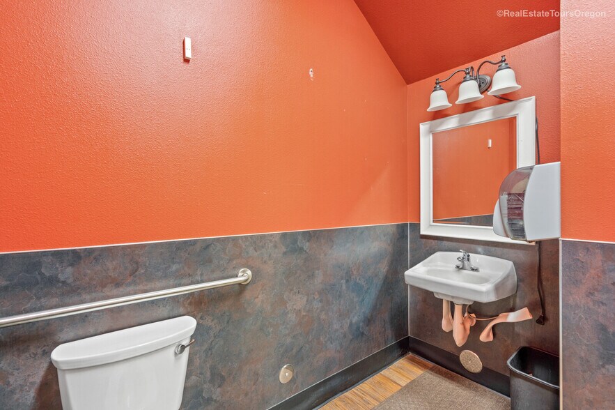 More Photos Of 10791 Oak St NE, Donald Showroom For Sale