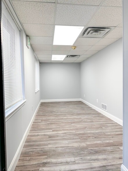 More Photos Of 406 E Pennsylvania Blvd, Feasterville Trevose Light Distribution For Lease