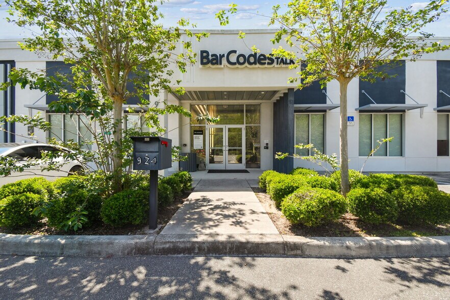 More Photos Of 924 Hale Ave, Brooksville Office For Sale