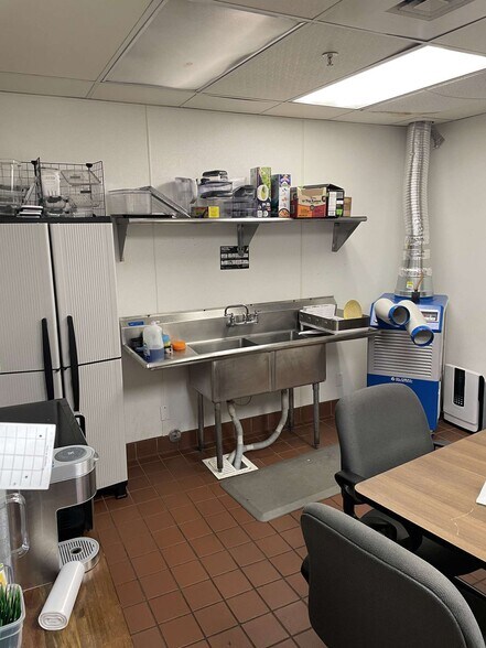 More Photos Of 10527 NE Sandy Blvd, Portland Warehouse For Sale