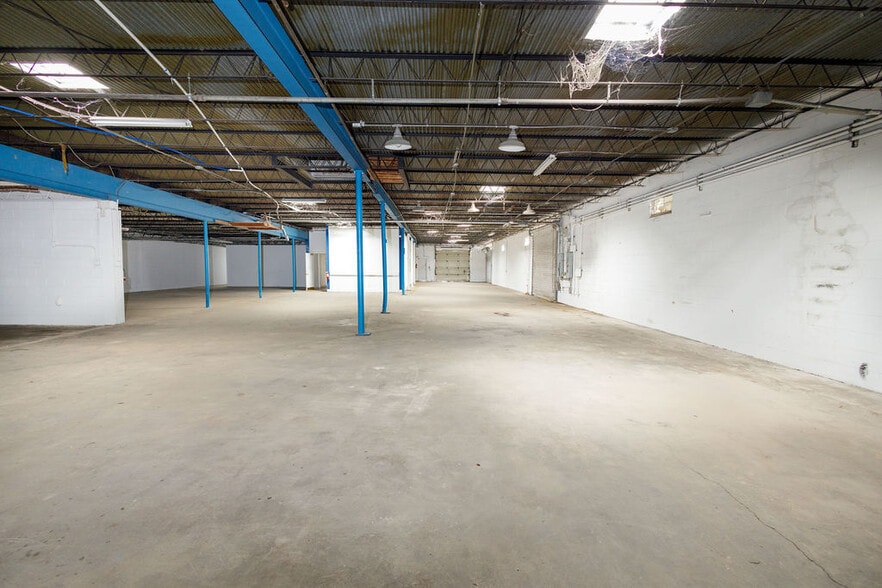 More Photos Of 2520 Hansrob Rd, Orlando Light Manufacturing For Lease