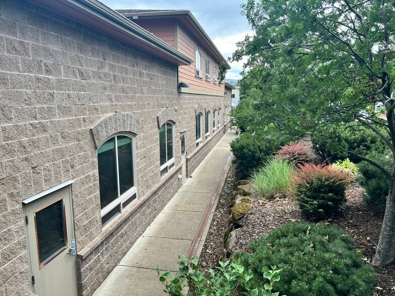 More Photos Of 202 Wasco Loop, Hood River Warehouse For Lease