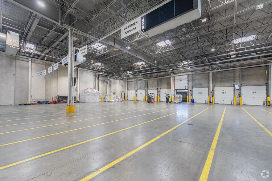More Photos Of 8495 Goreway Dr, Brampton Warehouse For Lease