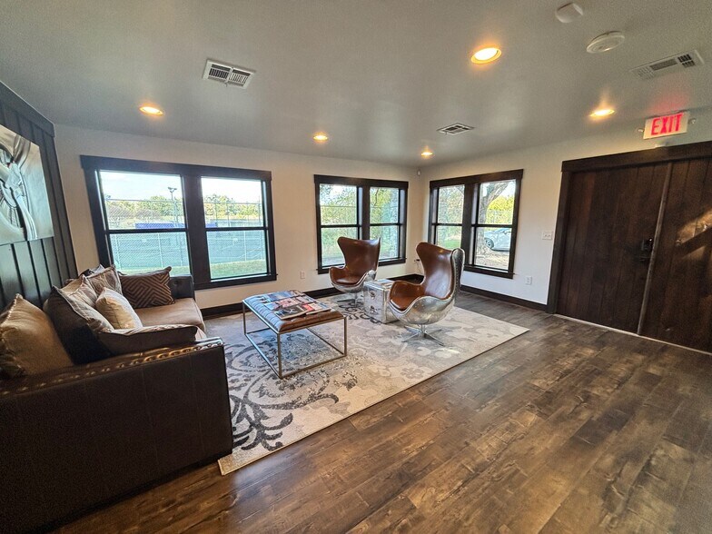 More Photos Of 302 Toledo Trl, Georgetown Office For Sale