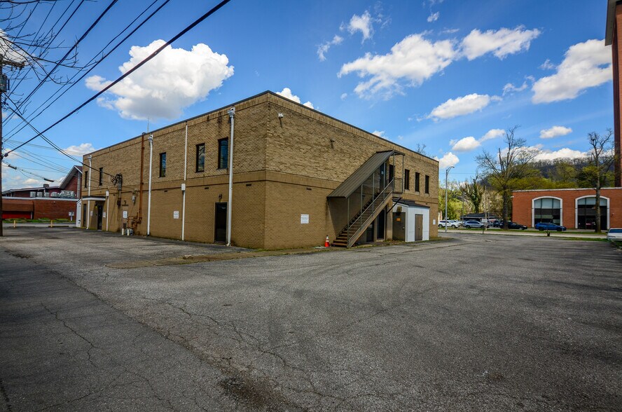 More Photos Of 4701 MacCorkle Ave SE, Charleston Medical For Sale