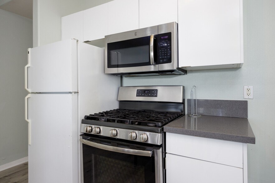More Photos Of 1220 W 27th St, Los Angeles Dormitory For Sale