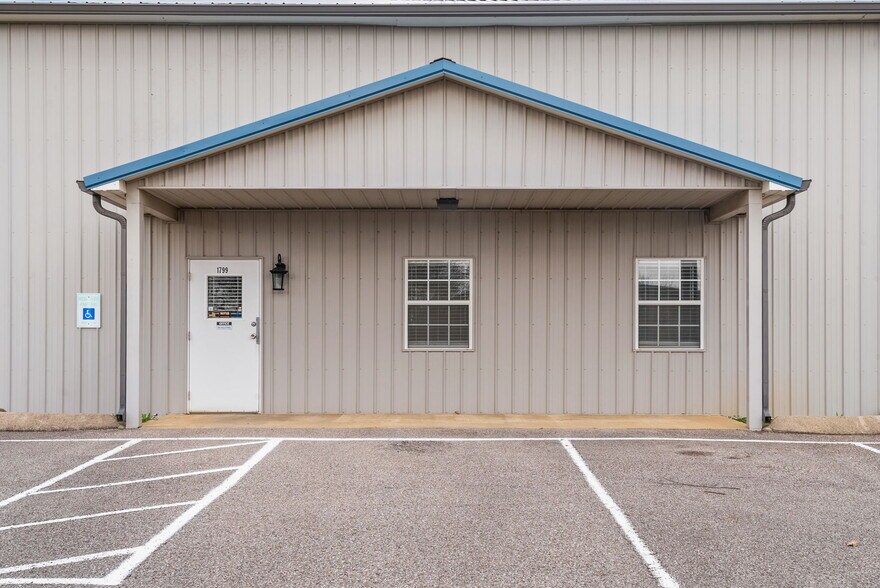 More Photos Of 1799 Alpine Dr, Clarksville Warehouse For Lease