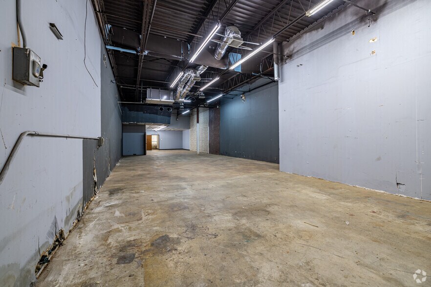 More Photos Of 325 Gold St, Garland Warehouse For Lease