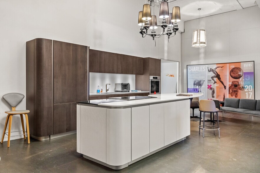 More Photos Of 1435 9th Ave SE, Calgary Storefront For Sale