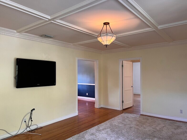 More Photos Of 5005 Cahuenga Blvd, North Hollywood Apartments For Sale