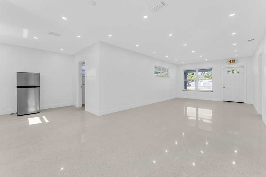 More Photos Of 5820 Sheridan St, Hollywood Office For Lease