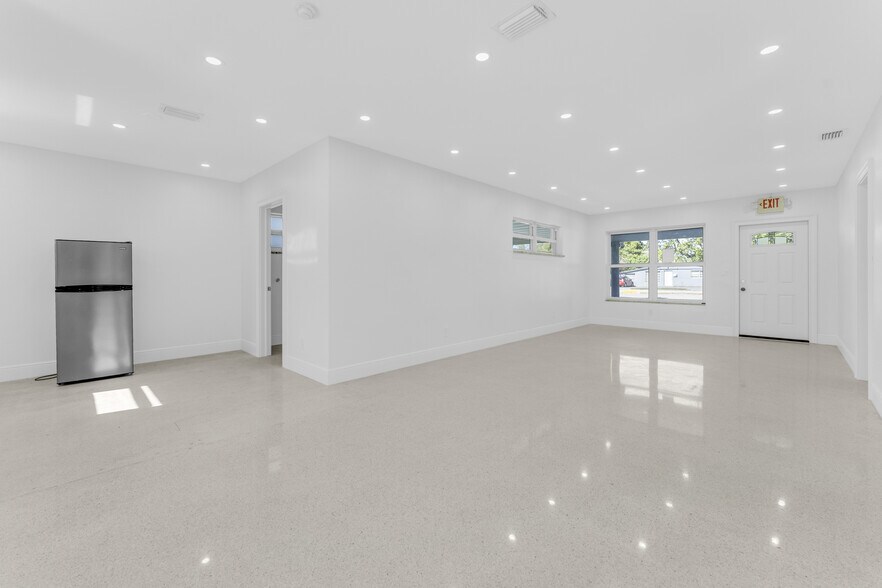 More Photos Of 5820 Sheridan St, Hollywood Office For Sale