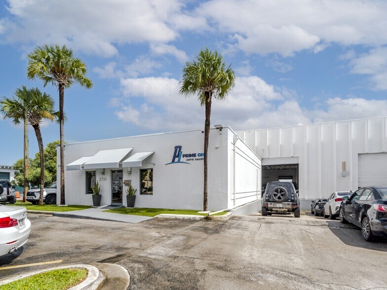 More Photos Of 8351-8391 NW 64th St, Miami Warehouse For Lease