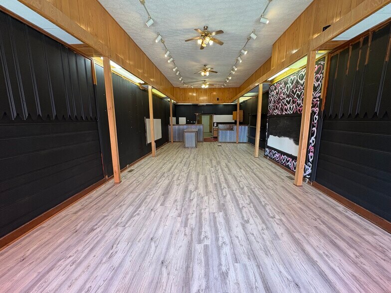 More Photos Of 106 S Springfield St, Saint Paris Office For Lease