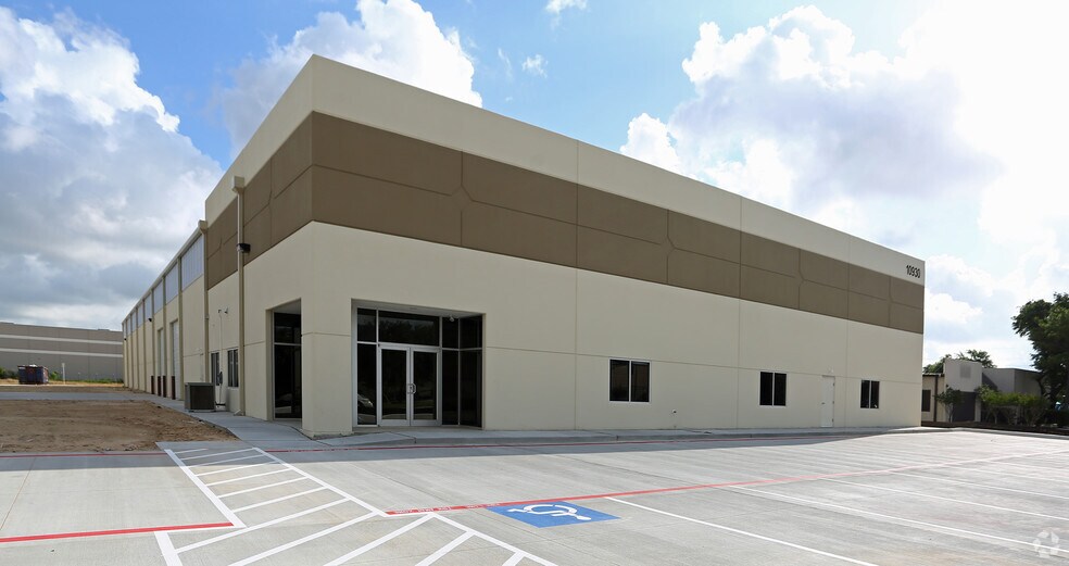 More Photos Of 10930 Brittmoore Park Dr, Houston Warehouse For Lease