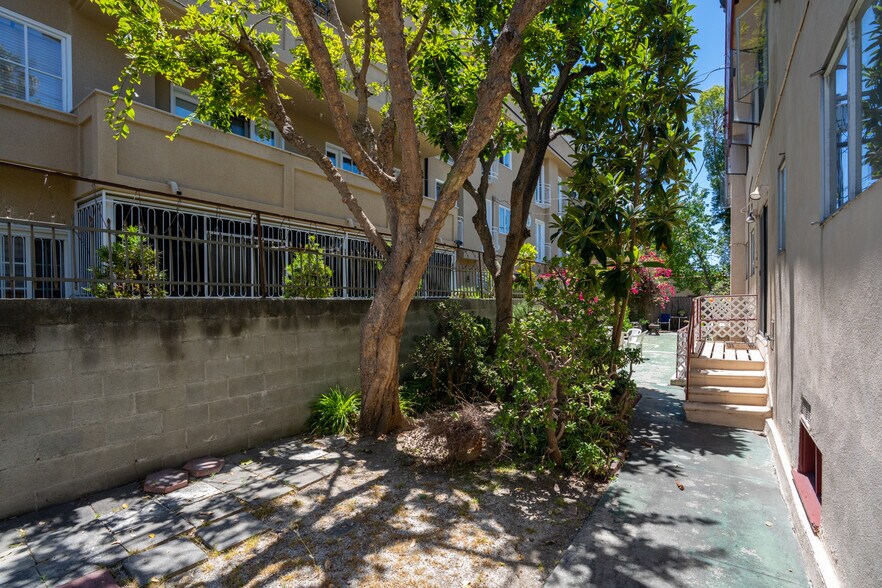 More Photos Of 720 S Plymouth Blvd, Los Angeles Apartments For Sale