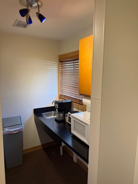 More Photos Of 5619 Highland Rd, Waterford Medical For Sale