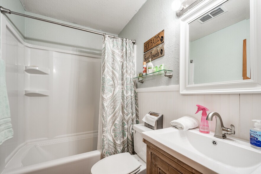 More Photos Of 16410 FM 1485 Rd, Conroe Veterinarian Kennel For Sale