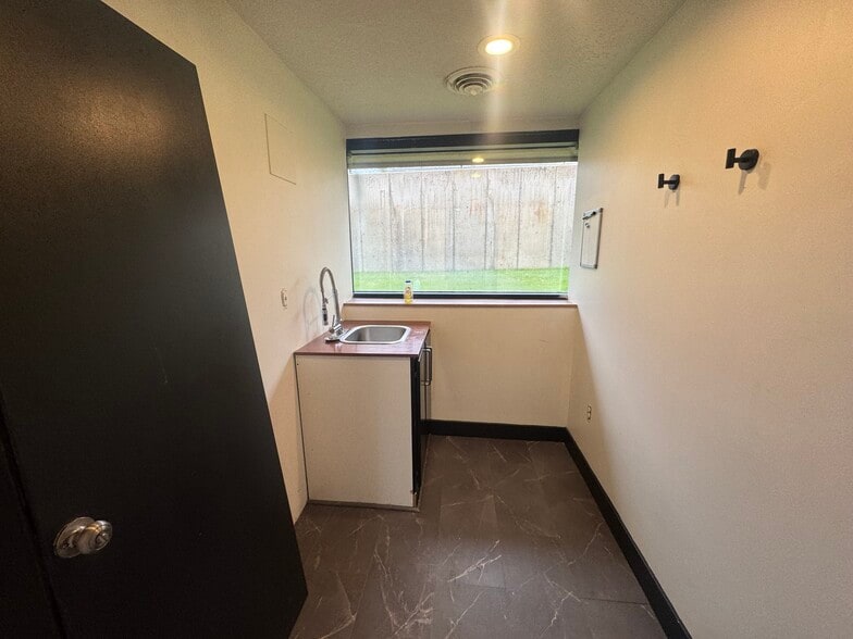 More Photos Of 807 Fort Union Blvd, Midvale Freestanding For Lease