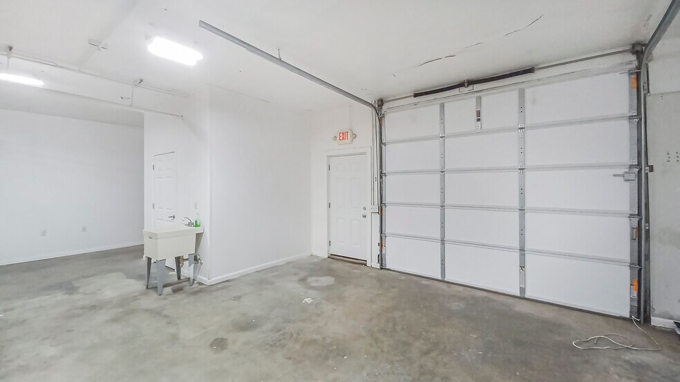 More Photos Of 605 Railroad St, Dupo Warehouse For Lease