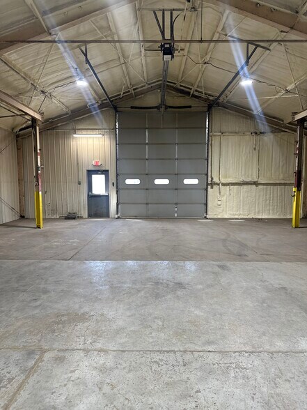More Photos Of 1915 Beechcraft Rd, Salina Warehouse For Lease