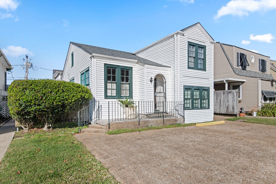 More Photos Of 405 N Causeway Blvd, Metairie Freestanding For Sale