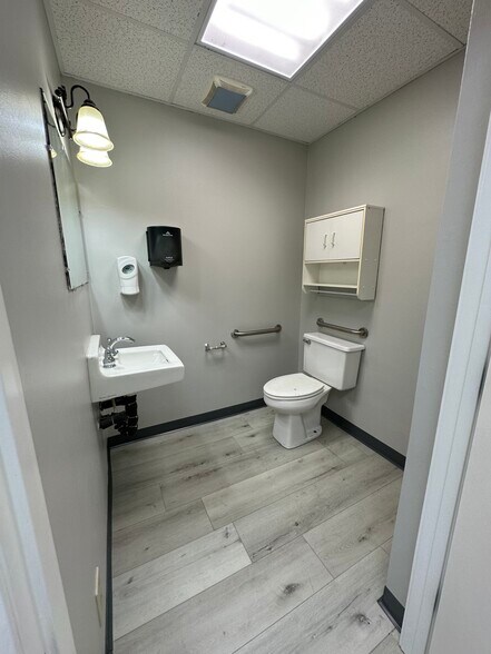 More Photos Of 1401 Applewood Dr, Dalton Medical For Lease