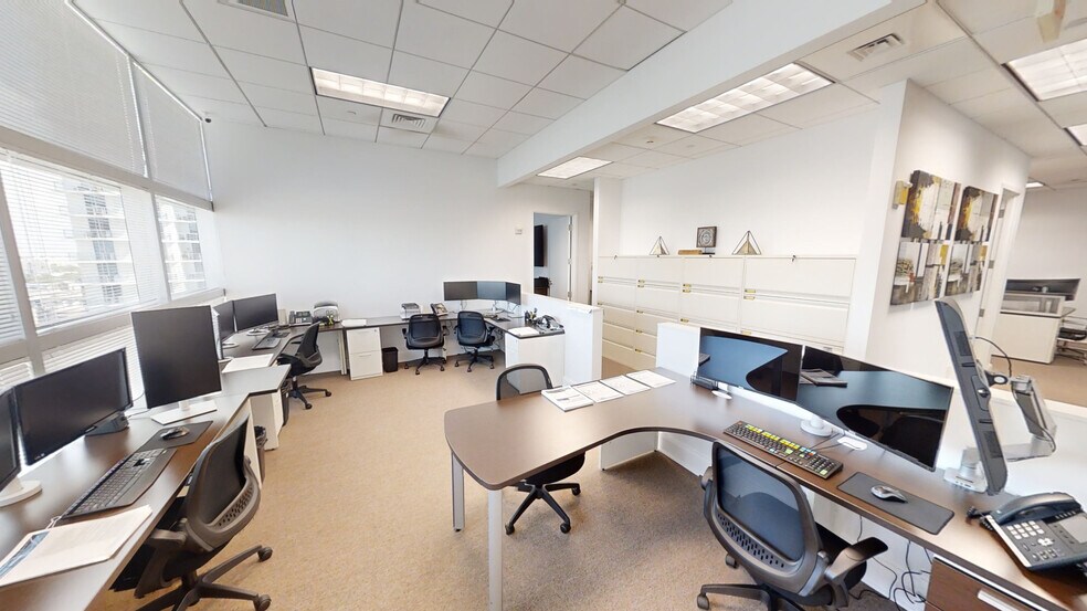 More Photos Of 175 SW 7th St, Miami Medical For Lease