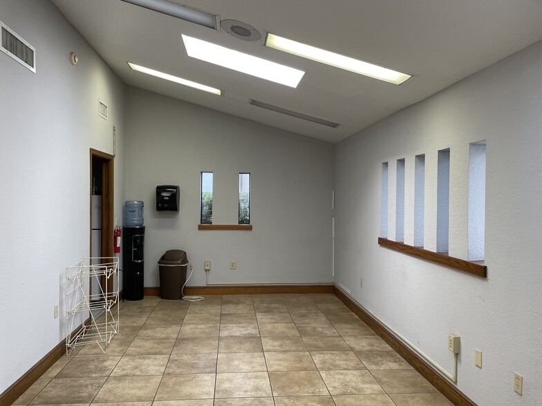 More Photos Of 2317-2319 Griffin Rd, Leesburg Warehouse For Lease