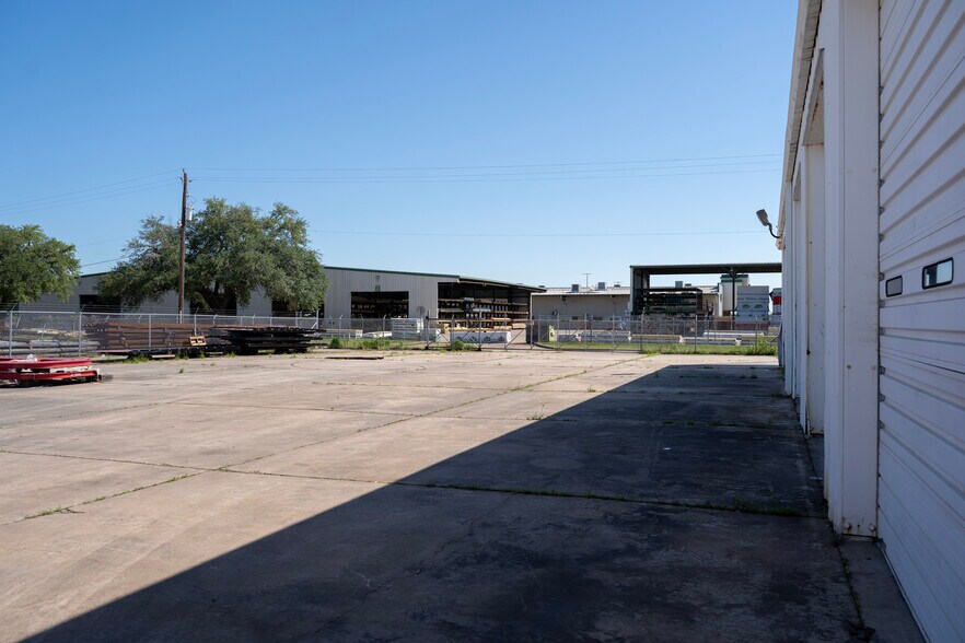 More Photos Of 4925 Avenue H, Rosenberg Warehouse For Lease