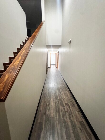 More Photos Of 9215 Thomasville Dr, Houston Warehouse For Lease