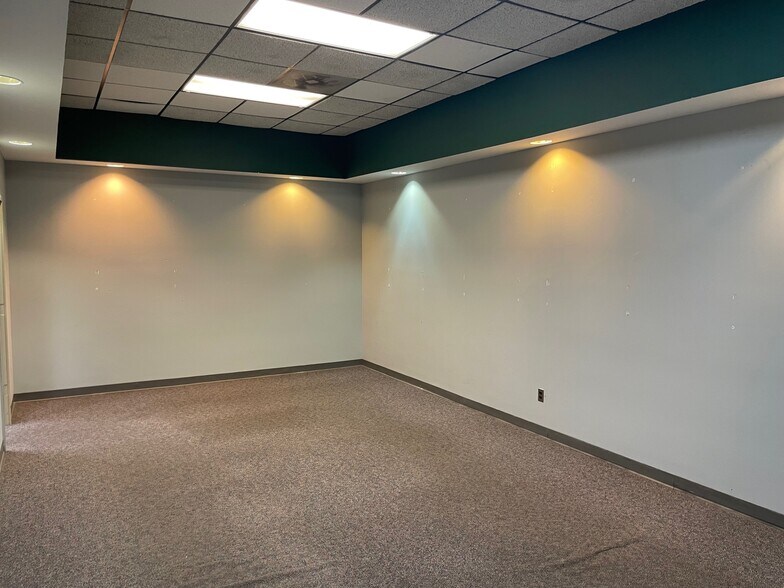 More Photos Of 312 Madison St, Clarksville Office For Sale